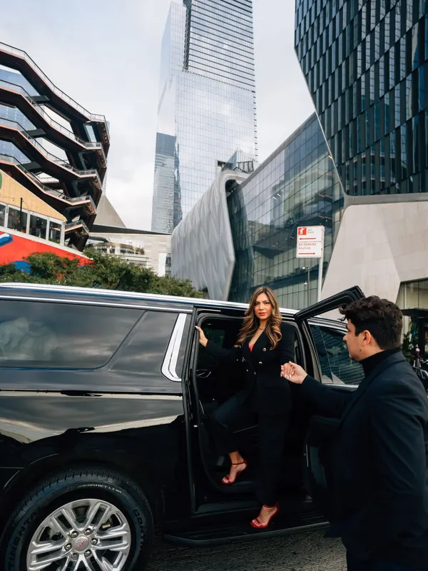 Cliente embarcando em SUV da W7 Transfer