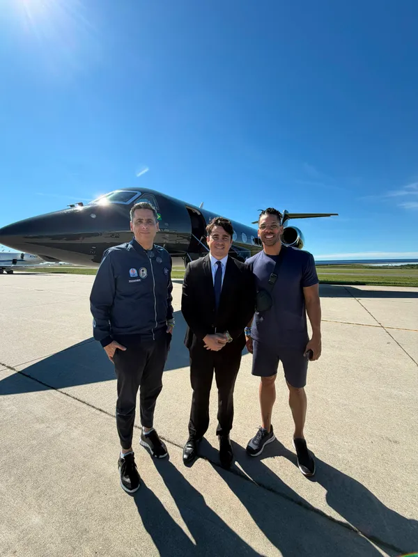 Clientes da W7 Transfer em aeroporto executivo