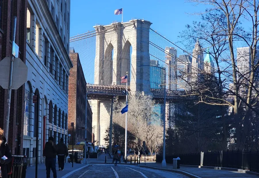 Rua de Nova York com a Ponte do Brooklyn ao fundo