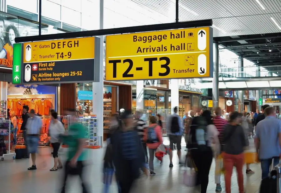 Motorista da W7 Transfer recebendo passageiros no aeroporto